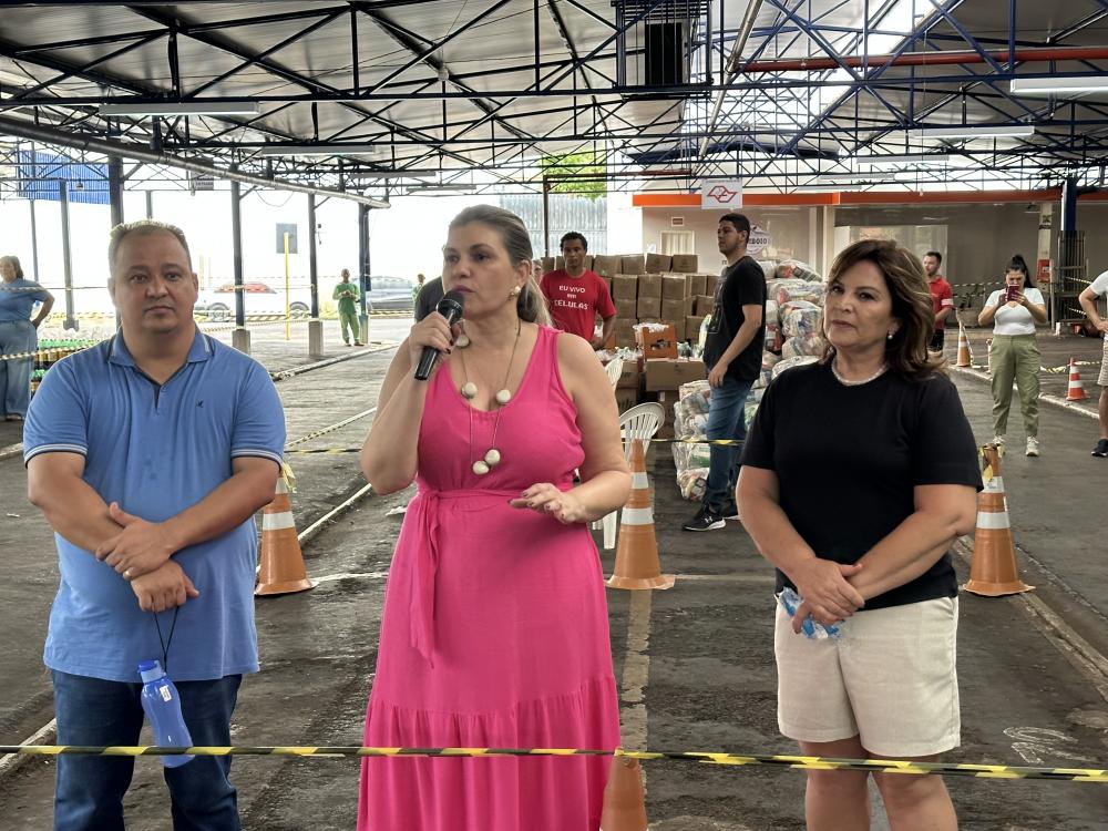 Fundo Social de Solidariedade entrega 1.200 cestas de Natal, panetones, refrigerantes e brinquedos para as famílias carentes de Jales