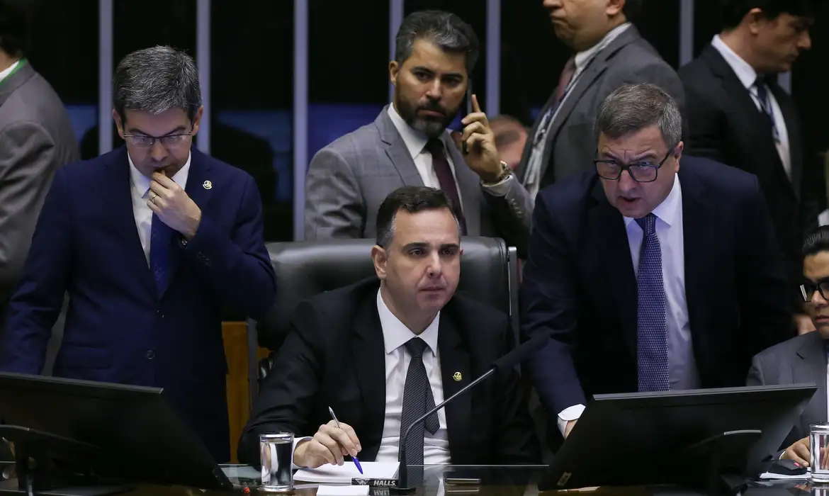 Congresso aprova projeto da lei orçamentária; salário será de R$ 1.412