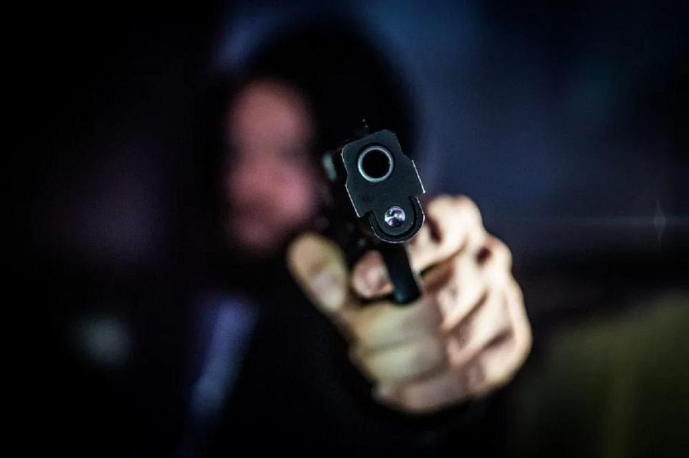 Jovem é abordado e roubado por bandidos armados ao chegar em casa