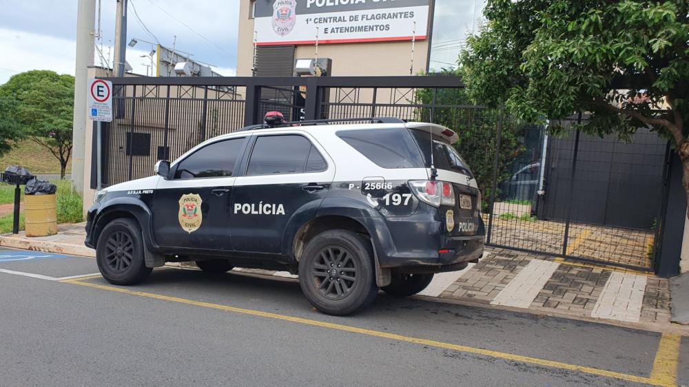 Travesti de 62 anos é presa por embriaguez ao se envolver em acidente