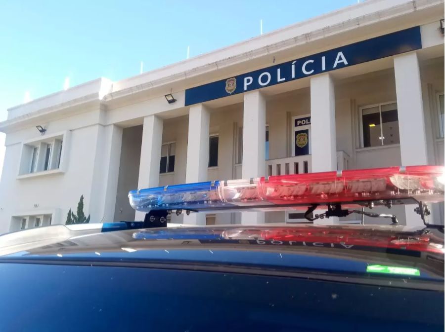 Criminosos invadem casa, rendem família e roubam armas, joias e dinheiro