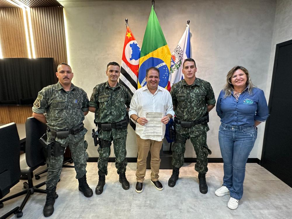 Polícia Ambiental de Jales realizada doação de madeira fruto de apreensão para a Prefeitura