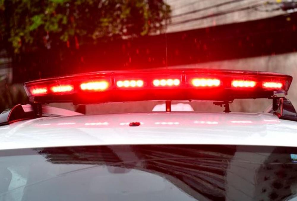 Mulher grávida é atingida por fios pendurados em poste de energia