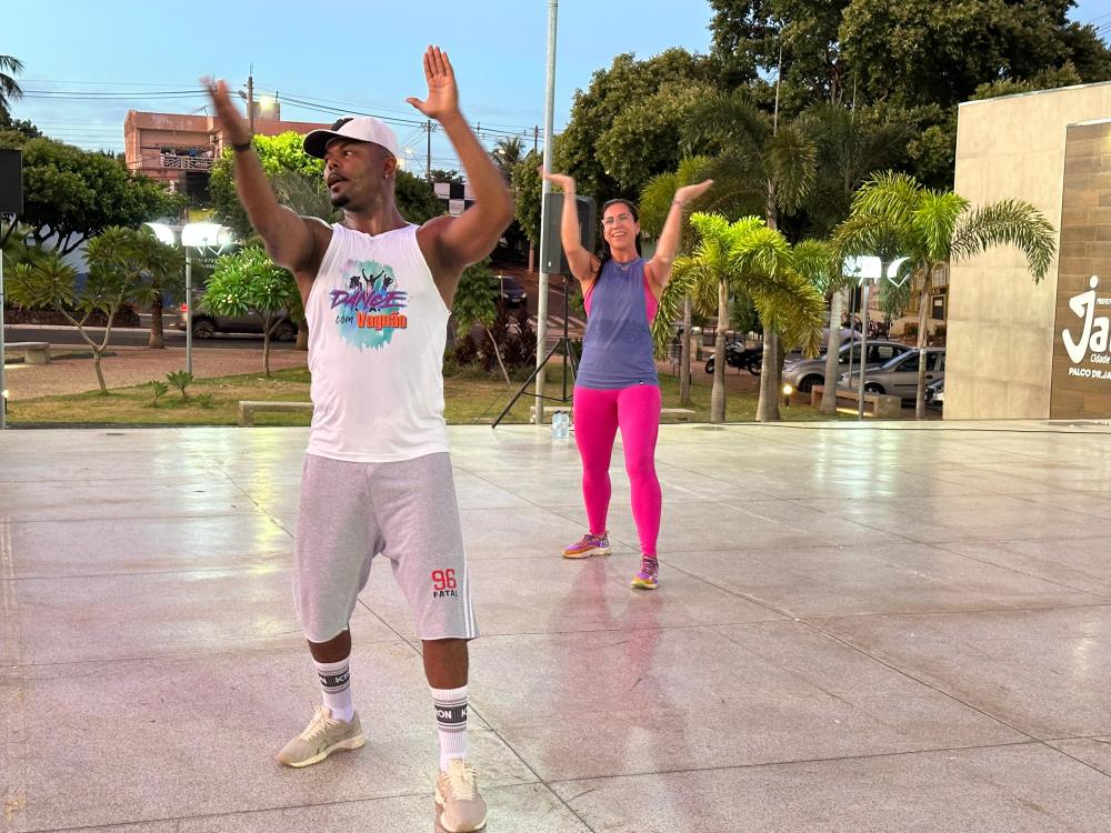 Projeto Zumba na Praça atrai grande público na Praça Dr. Euphly Jalles 