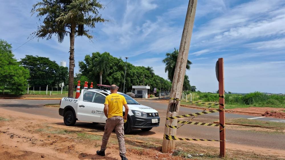 Poste da Vivo próximo a Universidade Brasil corre risco de queda eminente