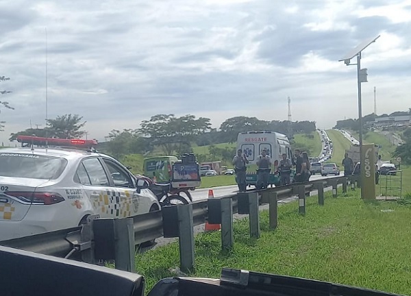 Motociclista fica gravemente ferido após bater na traseira de carro