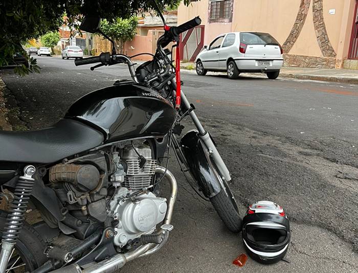 Motoqueiro sofre ferimentos em acidente envolvendo moto e carro em Fernandópolis