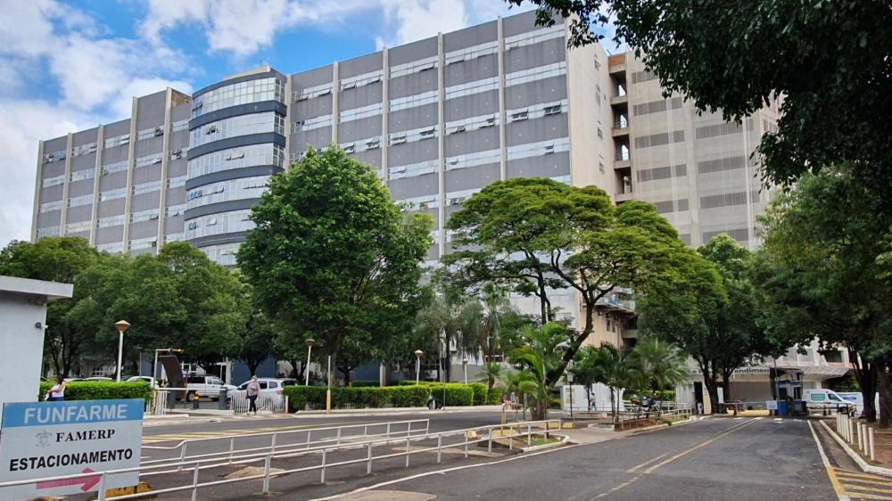 Pintor é internado em estado grave após cair de escada
