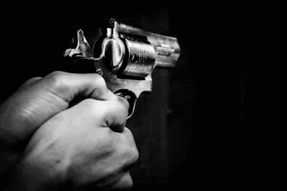 Dupla foge da polícia e deixa arma artesanal para trás