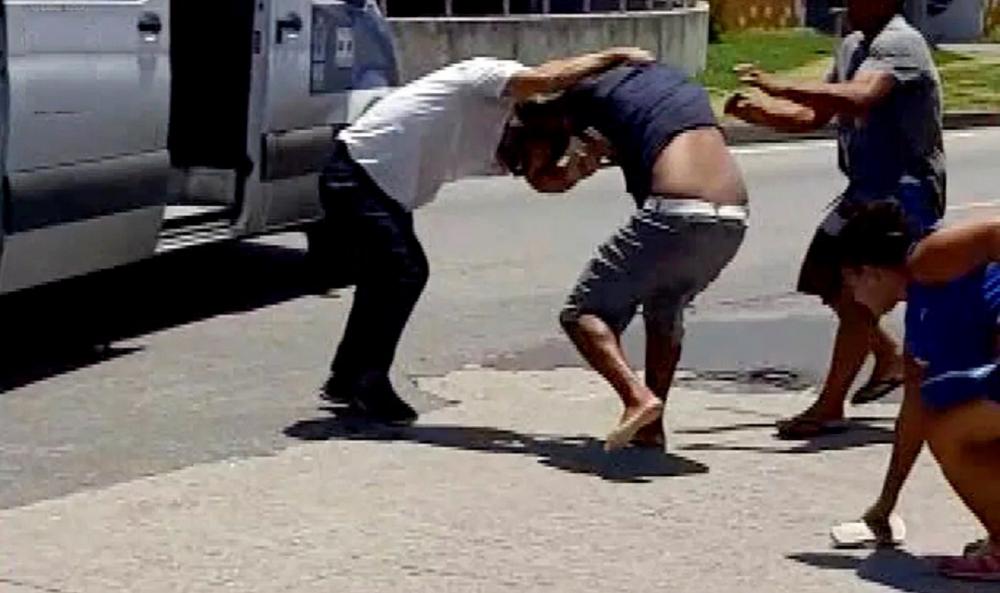 Casal é agredido por estranho na saída de supermercado
