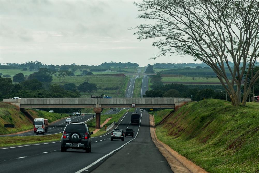 Carreta roubada com carga de óleo diesel é recuperada 