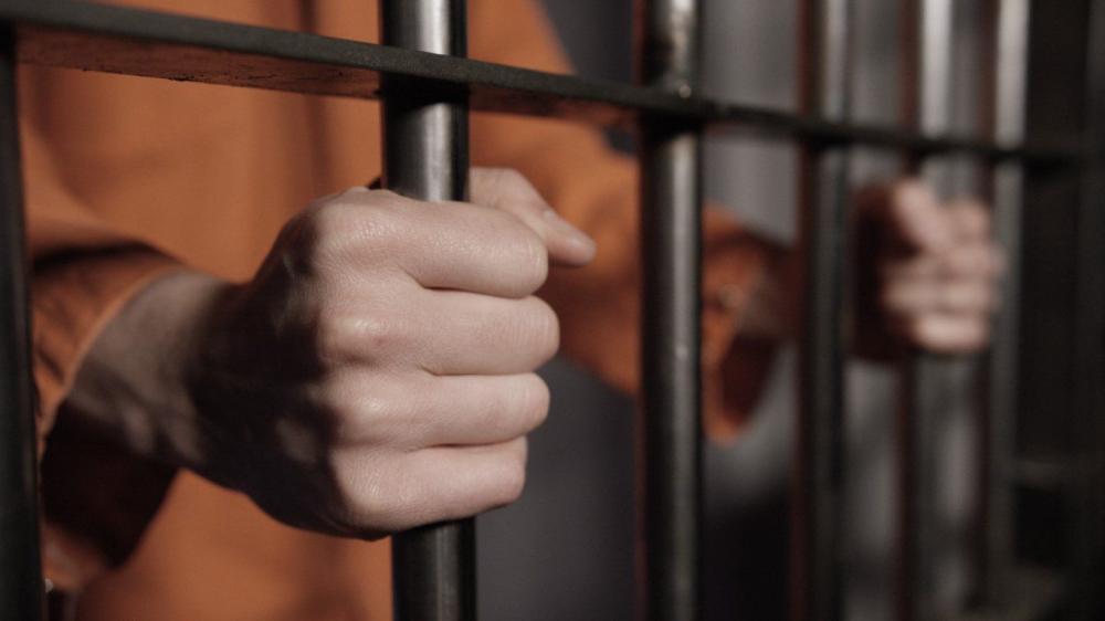 Homem é detido por populares e seguranças após furto em loja