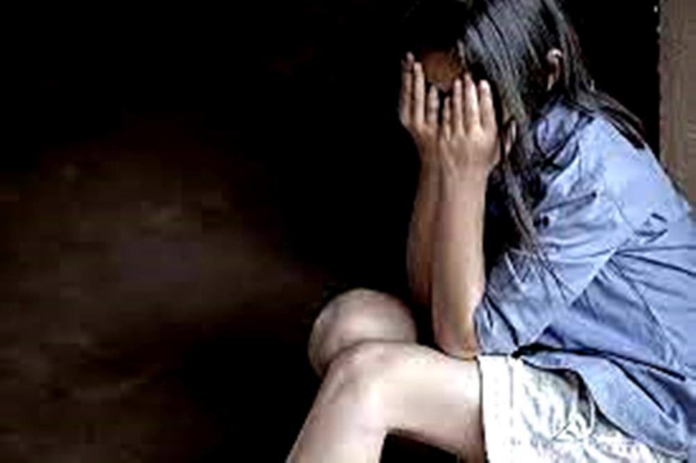 Mãe registra queixa na delegacia após ver marcas de unhas na filha pequena