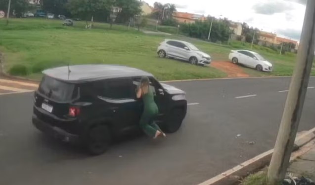 Mulher arrasta vendedora de cosméticos pendurada em janela de carro durante entrega de produtos