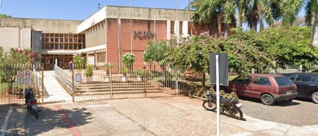 Homem é condenado a mais de 3 anos de prisão por esfaquear vizinho após reclamar de som alto