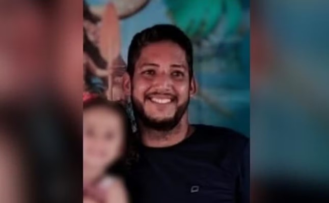 Pai e filho são esfaqueados e baleados durante assalto a residência
