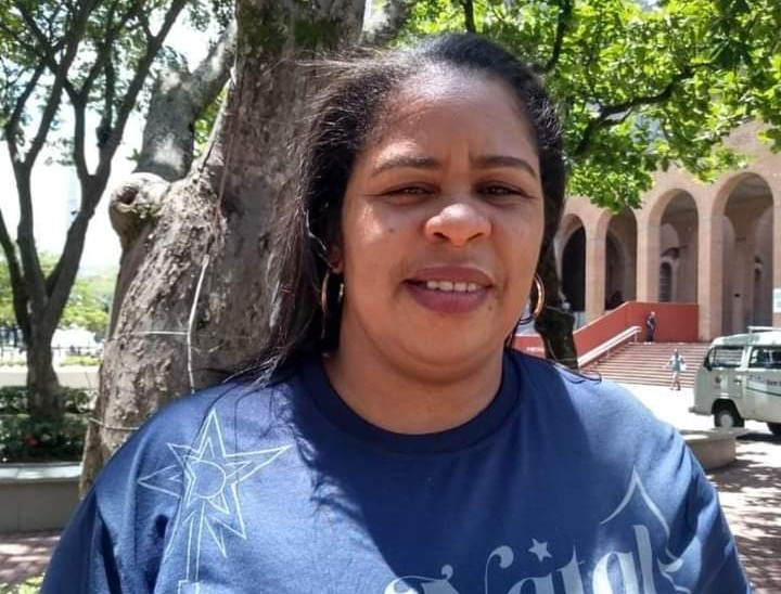 Mulher morre arrastada por enxurrada após salvar o neto
