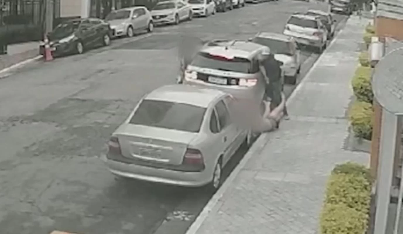 Criminoso derruba vítima com filha no colo durante assalto