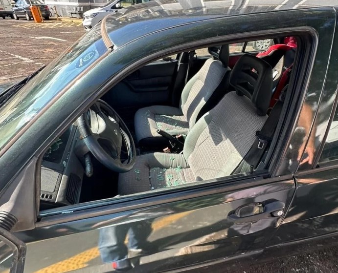 Homem esmurra carro após esposa fazer B.O. contra ele e é preso 