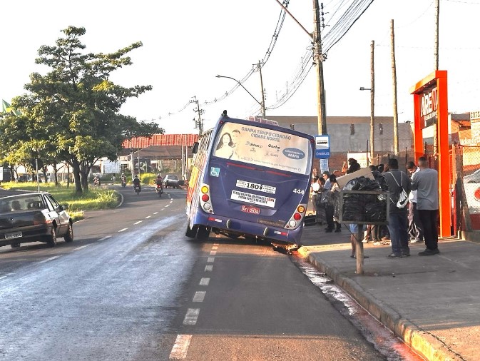 Ônibus afunda em buraco de avenida em Rio Preto