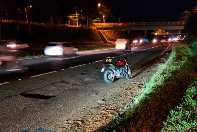  Motociclista fica ferido ao cair em ondulações no asfalto de rodovia 
