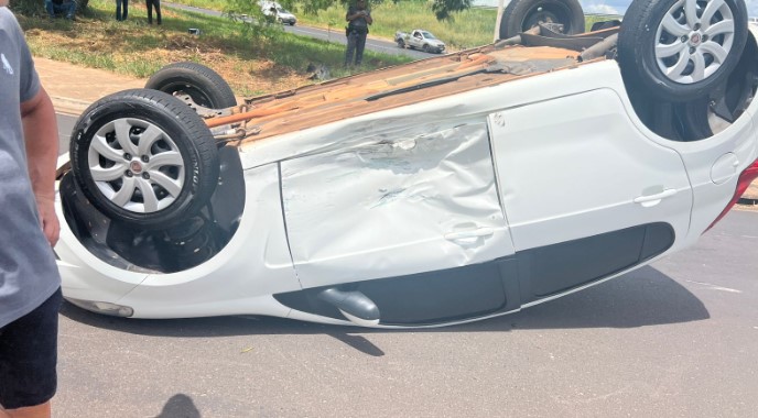 Motorista sai ilesa ao ser atingida por outro veículo e carro capotar 