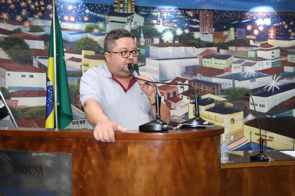 Gustavo Pinato cobra informações sobre 13º e FGTS de funcionários da Santa Casa 