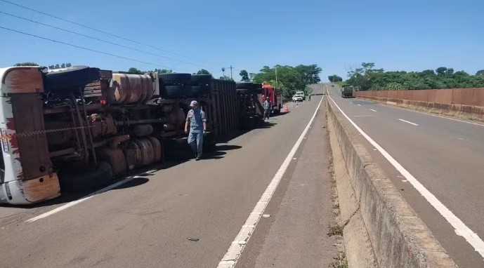 Carreta com 90 garrotes tomba na rodovia Euclides da Cunha