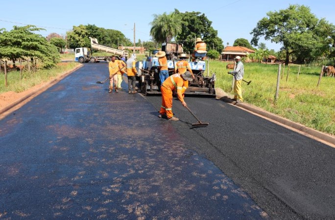 ‘Capa asfáltica’ é aplicada em trecho da Avenida dos Ferroviários 