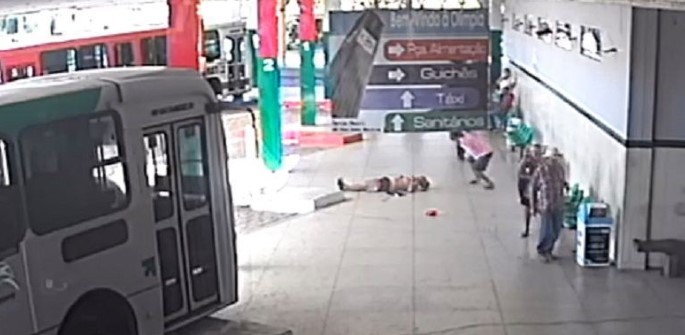 Homem é espancado com tronco de árvore em rodoviária