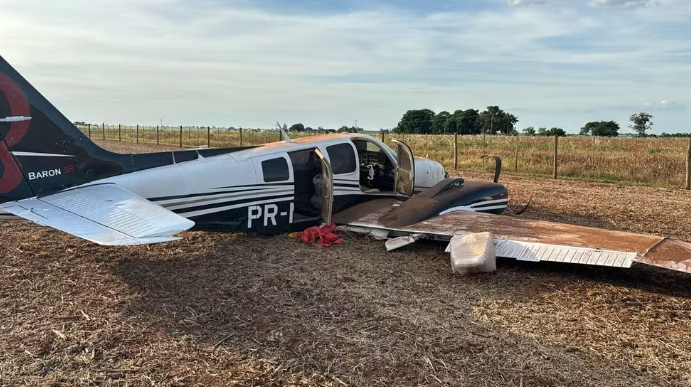 Avião bimotor cai e piloto foge; aeronave tinha CVA vencido 