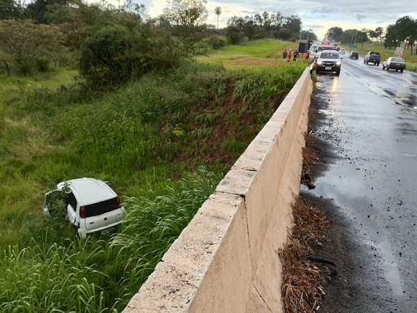 Carro atravessa mureta de proteção em acidente em rodovia 