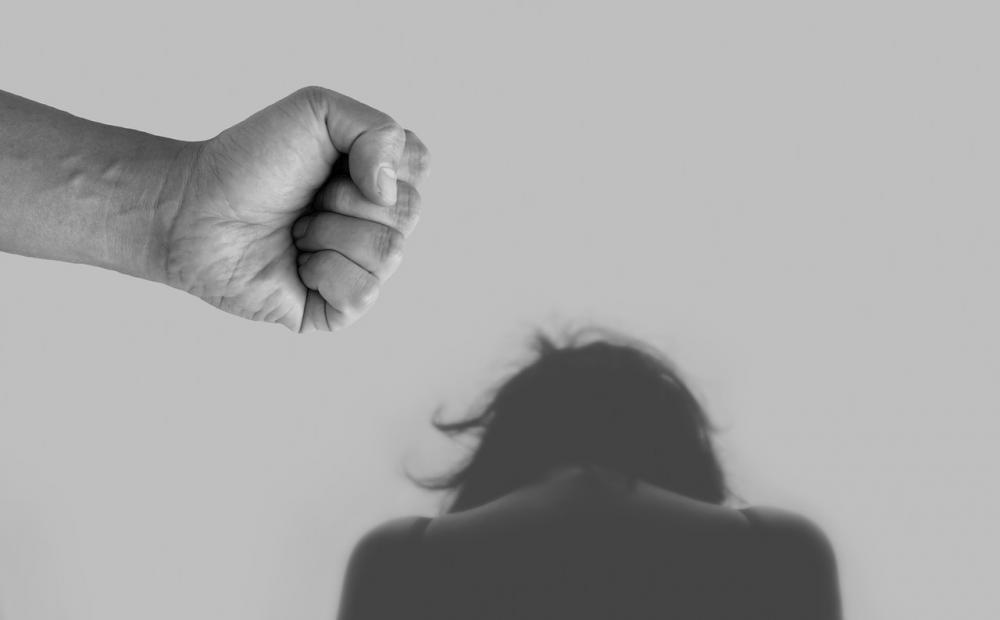 Marido agride mulher por causa de limpeza de casa 