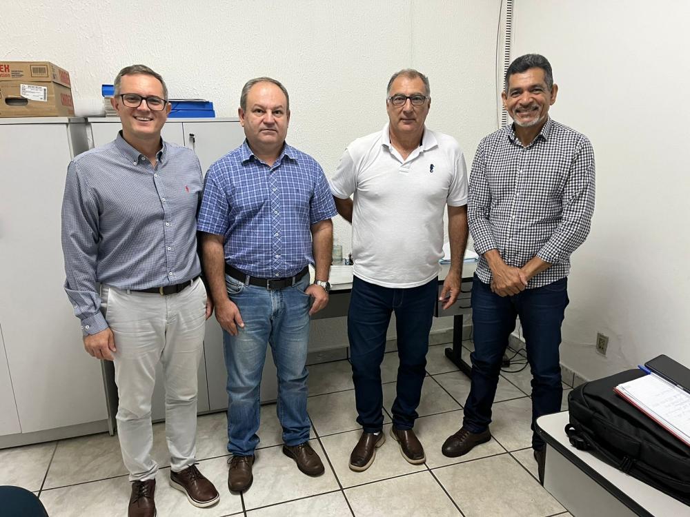 Cantarella e Cabo Santos vão ao ITESP em busca de solução para condomínios de chácaras 