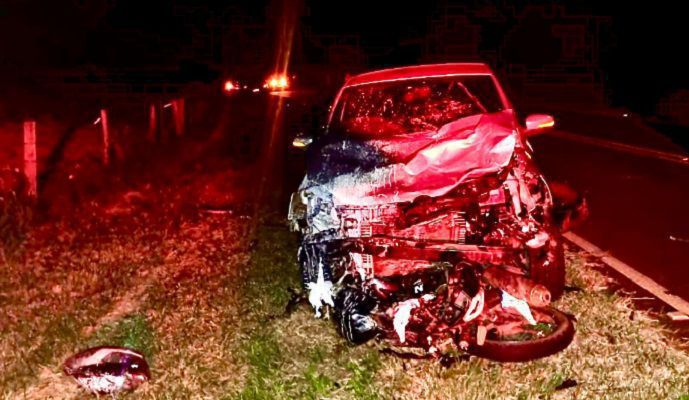 Casal morre após ser arrastado com a moto por 50 metros em acidente