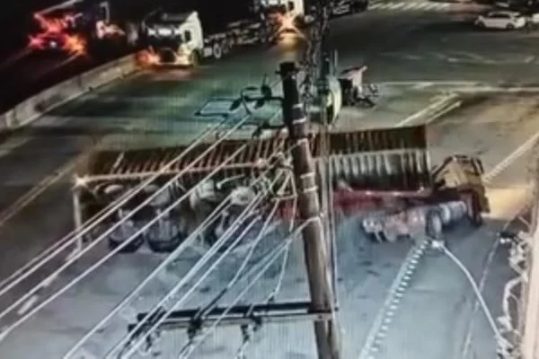 Motorista de carreta morre esmagado por contêiner após manobra 