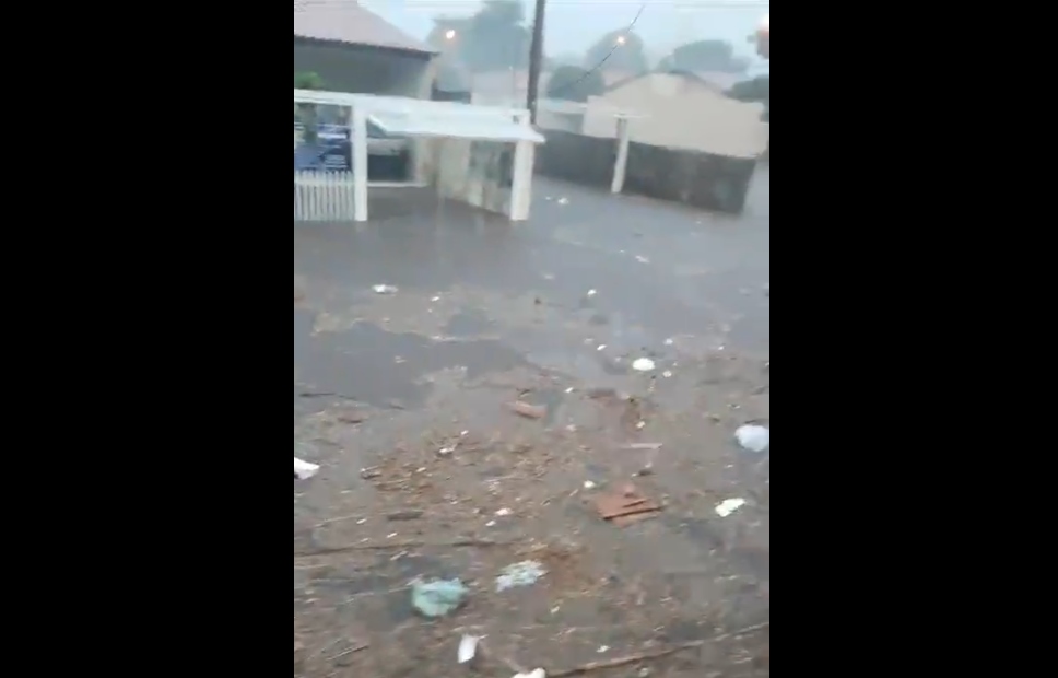 Moradores do Estoril em Fernandópolis sofrem com enchente 