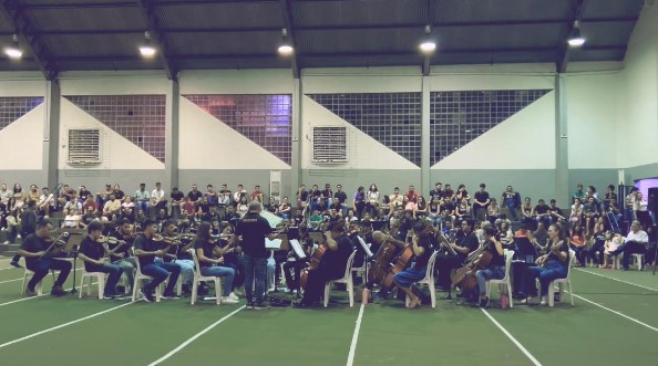 UNIJALES celebra 54 anos de história com muita música e show pirotécnico 