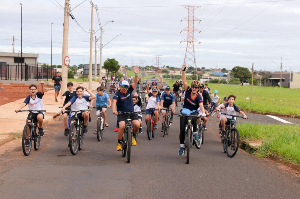 Passeio ciclístico e caminhada reúnem famílias no Colégio Unifev