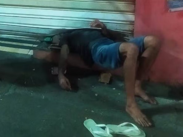 Ladrão tenta furtar pastelaria e fica entalado na porta 