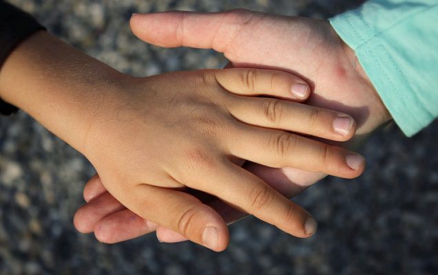 Educação demite professora que revidou tapa de aluno com transtornos 