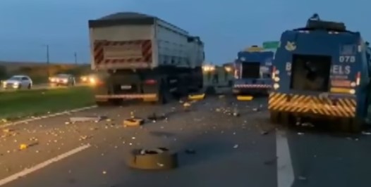 Após assalto a banco, quadrilhas atacam três carros-fortes em rodovias 