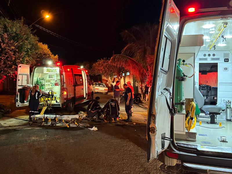 Moto colide com carreta estacionada e deixa 1 ferido em Fernandópolis