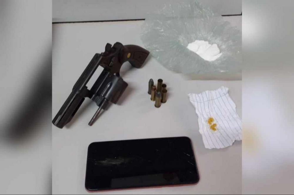 PM prende suspeito de tráfico e apreende arma e drogas em Indiaporã 