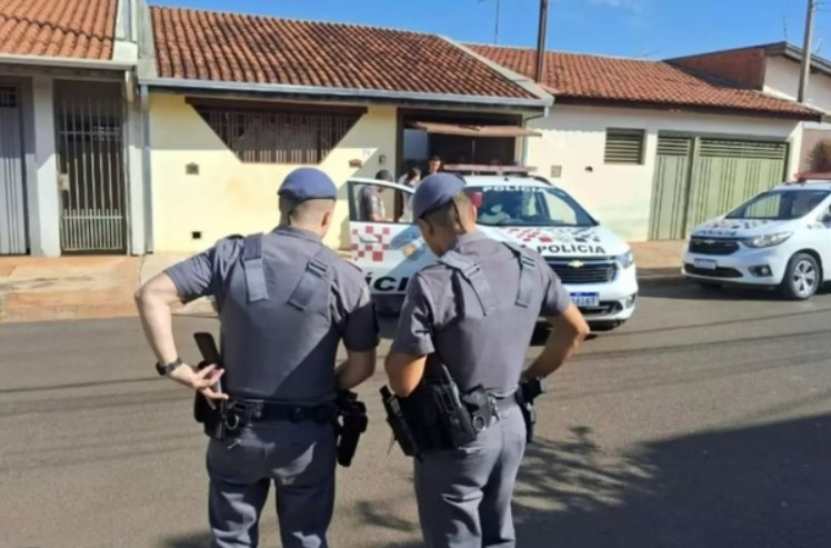 Homem embriagado leva bronca e mata a mãe prensada na parede com carro 