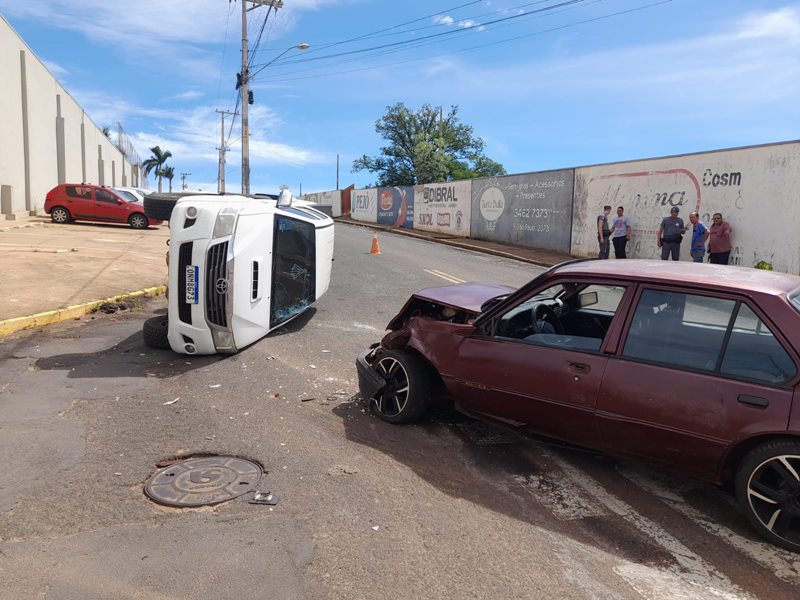 Colisão com tombamento de veículo em Fernandópolis deixa homem ferido 