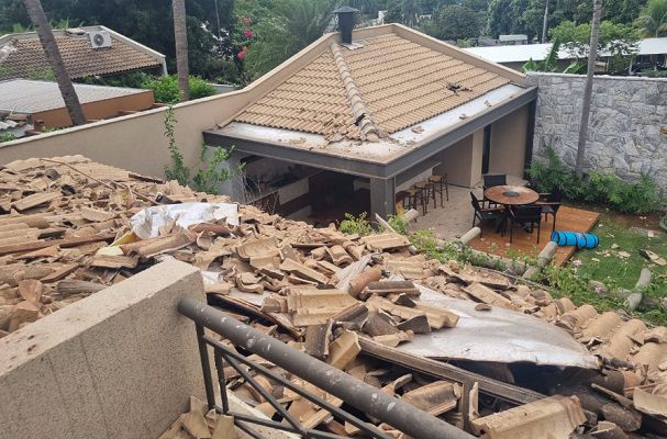 Explosão destrói telhado de casa em condomínio de luxo