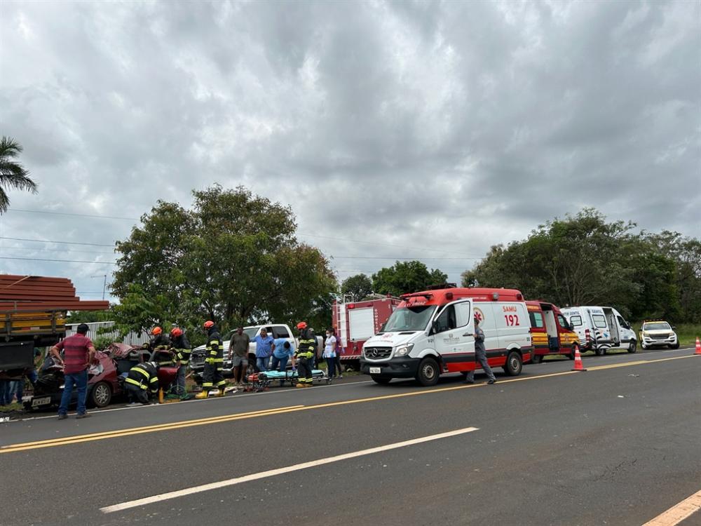 Mulheres ficam gravemente feridas em acidente entre carro e caminhão