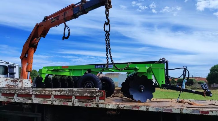 Trio é preso após tentar vender máquina agrícola comprada com golpe