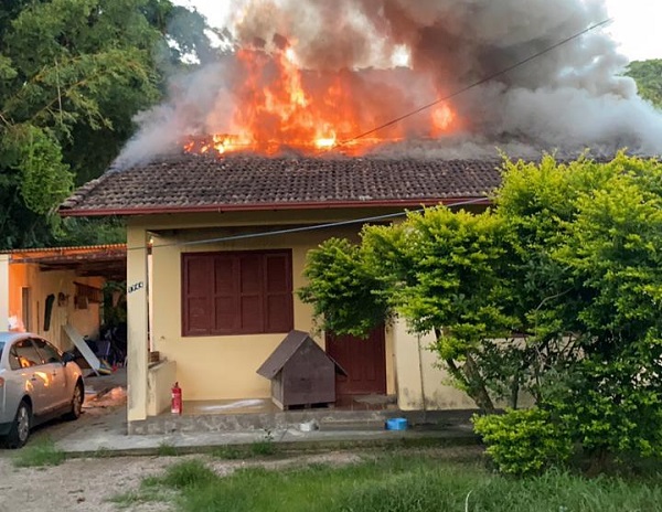 Homem é preso suspeito de agredir cunhada e atear fogo na casa dela 
